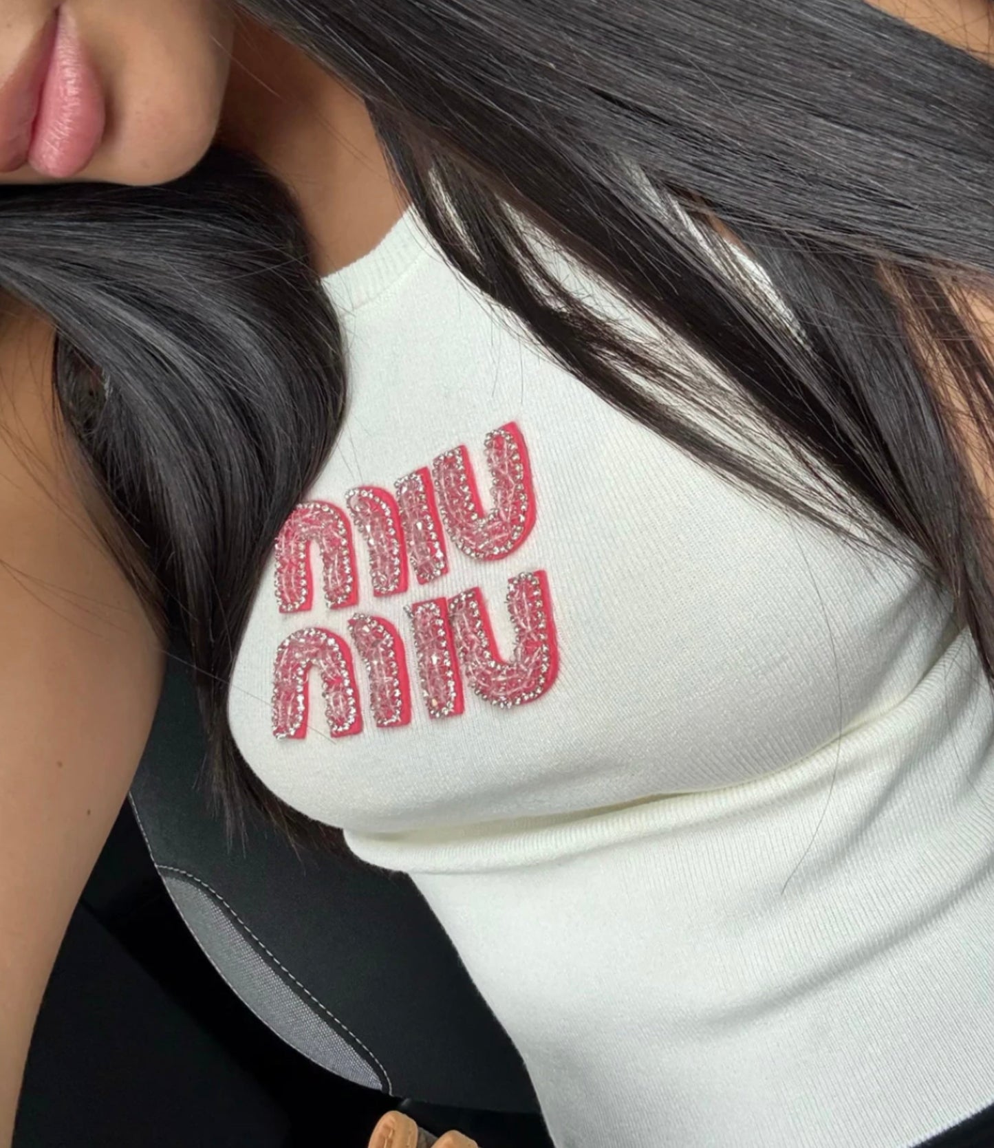 TOP MIU MIU BLANC AVEC LOGO BRODÉ ROSE