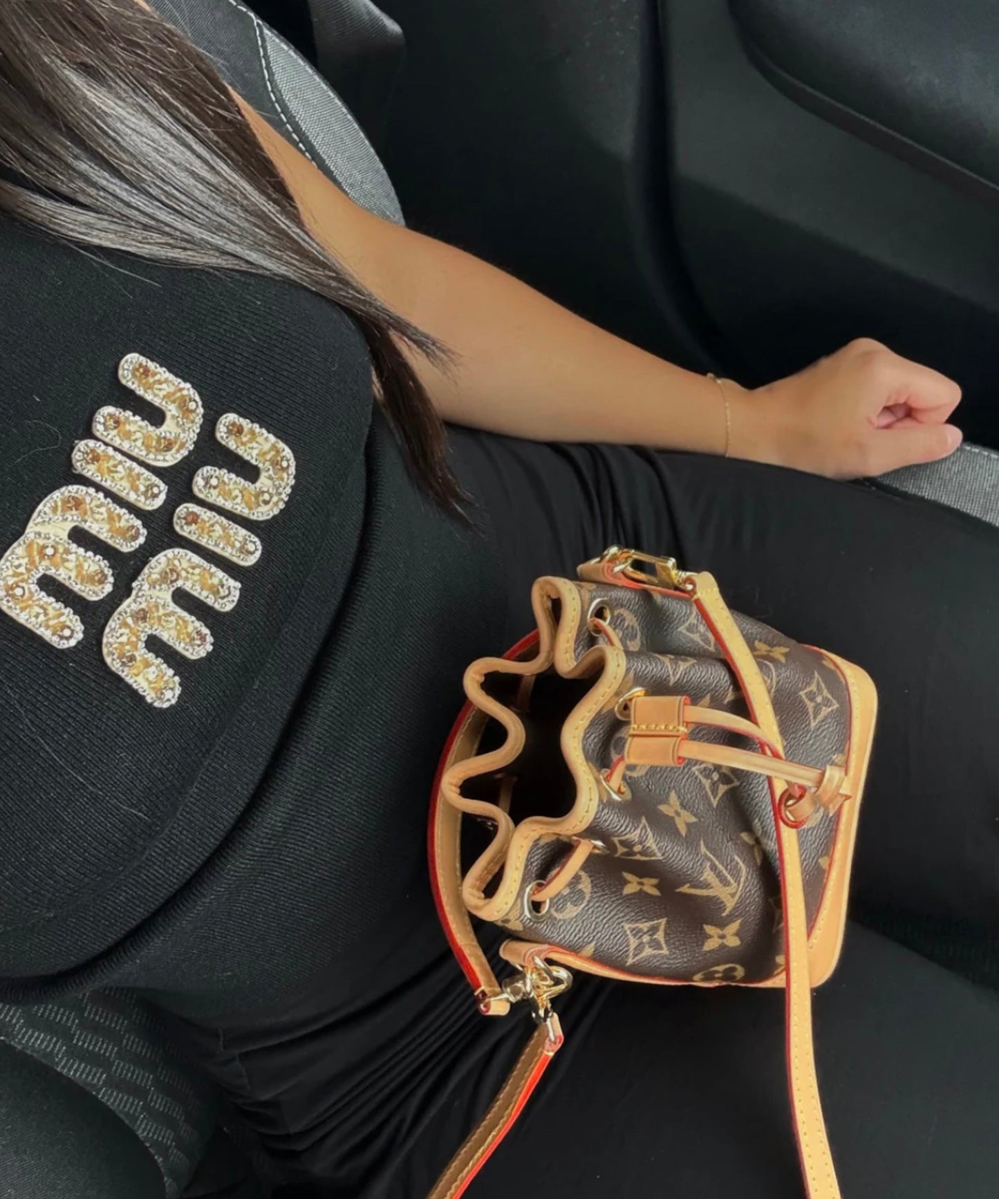 TOP MIU MIU NOIR AVEC LOGO BRODÉ DORÉ
